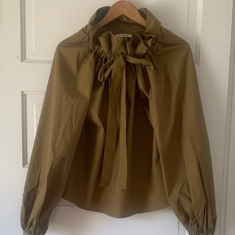 ❤️ Free Assembly Olive Green Ruffle Neck Top S - Picture 2 of 2